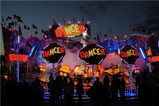 Das Rundfahrgeschäft Dom Dancer mit seinen 16 Gondeln gehört seit Jahrzehnten zu den Attraktionen des Pfingstmarktes in Neukloster. Foto: Vasel