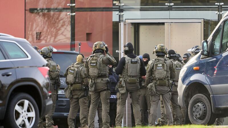 Das SEK bespricht sich bei der Vorbereitung zum Zugriff in Montabaur.