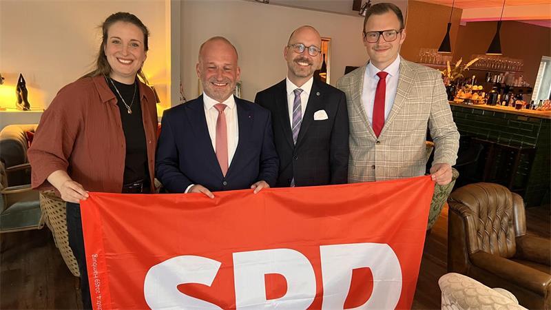 Jubel und Enttäuschung in Stade: Reaktionen auf die Bürgermeisterwahl Das SPD-Team mit (von links) Elena Brückner, Kai Koeser, Christian Häckl und Philipp Lausch.