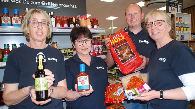 Das Sauensieker Hurtig-Markt-Team ist für die Grill-Saison gerüstet (von links): Angela Rathjen, Stefanie Brodmeier, Jannik Kemena und Marktleiterin Regina Tille.