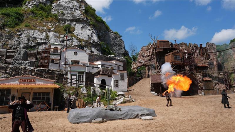 Kämpfe, Tanz und Explosionen: Das neue Stück am Kalkberg Das Schauspielensemble spielt eine Szene des Abenteuers „Im Tal des Todes“ im Freilichttheater am Kalkberg.
