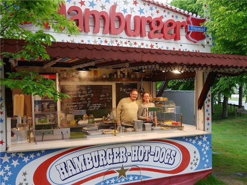 Das Schausteller-Ehepaar Tanja und Oliver Deutsch kann sich mit dem Verkauf von Hamburgern über Wasser halten, hofft aber auf die Herbst- und Weihnachtsmarkt-Saison. Foto: Umland