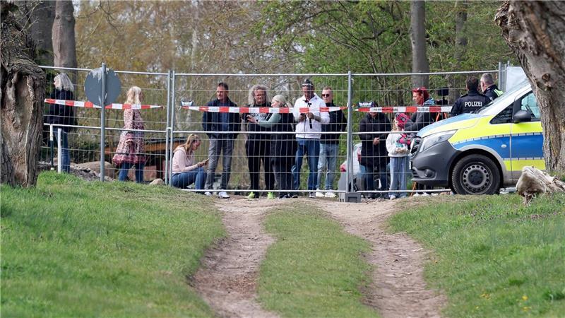 Das Schicksal des bei Wismar gestrandeten Wals beschäftigt die Menschen emotional.