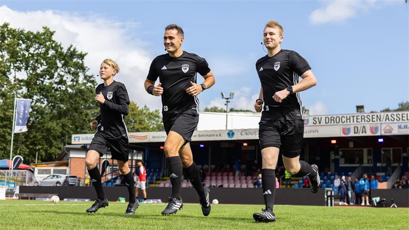 Die Fußballer haben die Opfer der Gewalttat in Stade nicht vergessen Das Schiedsrichter-Gespann um Christopher Blank und seine Assistenten Till Kluth und Jonas Lühmann.