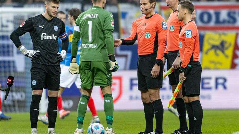 Brych verletzt raus: Schiedsrichter-Wechsel in Kiel Das Schiedsrichter-Trio um Felix Brych vor dem Spiel in Kiel.