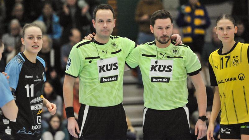 Das Schiedsrichtergespann Jannik Otto (links) und Raphael Piper hat am Mittwoch das Spiel Buxtehude gegen Dortmund geleitet.