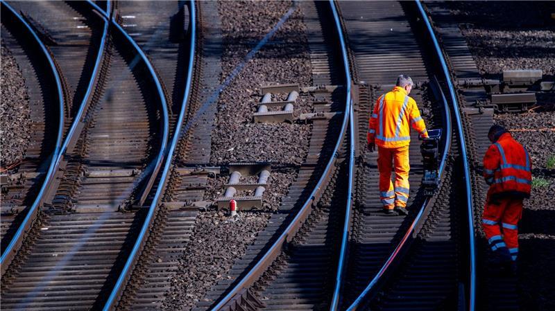 Union will schnellen Wechsel an Bahn-Spitze Das Schienennetz der Deutschen Bahn ist marode. Hoch belastete Strecken sollen in den kommenden Jahren grundlegend saniert werden. Das ist teuer.