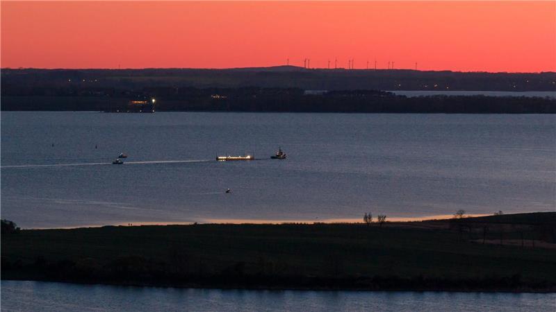 Das Schiff „Robin Hood“ zieht die Barge mit dem gestrandetem Wal.