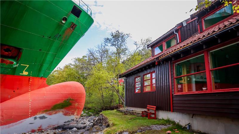 Norwegen: Auf Grund gelaufenes Containerschiff geborgen Das Schiff hätte beinahe ein Haus im norwegischen Trondheimsfjord gerammt.