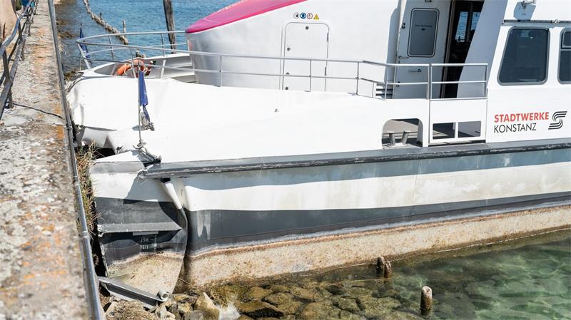 Katamaran prallt in Konstanz gegen Hafenmauer - Verletzte Das Schiff hat Schäden, liegt aber weiterhin auf dem Wasser.