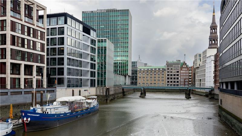 Den Kurs immer gehalten: 50 Jahre „Theaterschiff Hamburg“ Das Schiff liegt im Nikolaifleet vor Anker.