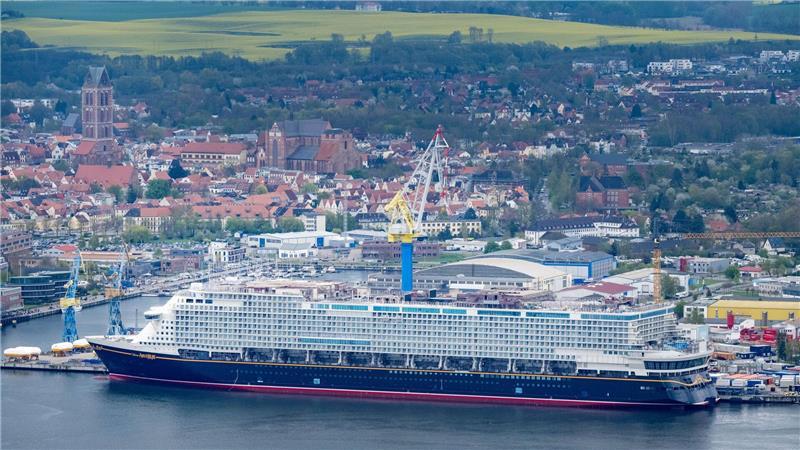 Kreuzfahrtschiff „Disney Adventure“ verlässt Schiffbauhalle Das Schiff wird für Urlauber in Asien unterwegs sein.