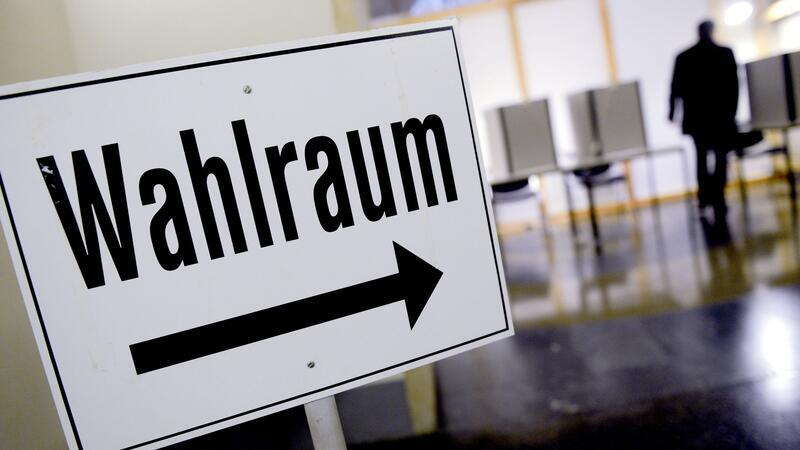 Das Schild „Wahlraum“ steht im neuen Rathaus in Hannover (Niedersachsen) vor dem Raum zur Briefwahl bereit.