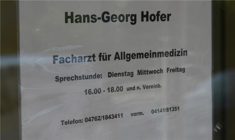 Das Schild an der Arztpraxis gehört bald der Vergangenheit an: Hans-Georg Hofer verlässt Kutenholz. Foto: Beneke