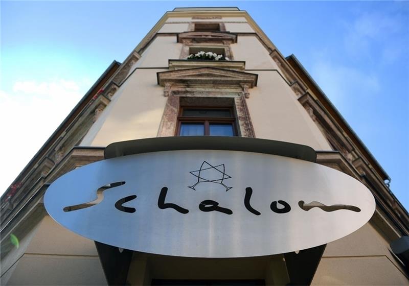 Das Schild des jüdischen Restaurants „Schalom“ im Zentrum von Chemnitz. Am Abend des 27. August wurde das Restaurant angegriffen. An diesem Abend standen sich in der Stadt etwa 6500 Rechte und etwa 1500 Gegend