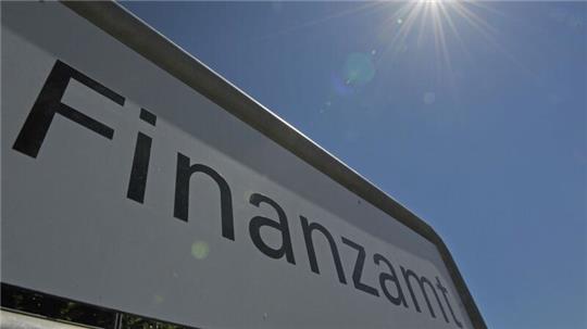 Das Schild eines Finanzamtes.