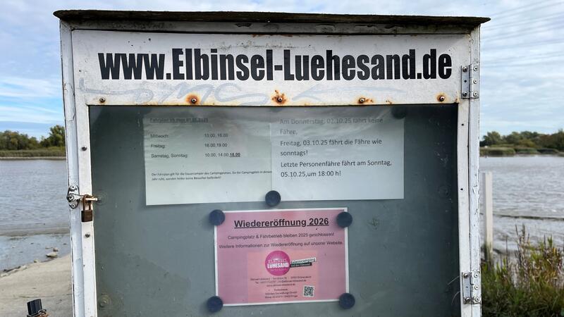 Das Schild für die Wiedereröffnung des Campingplatzes Lühesand im April hängt bereits im Info-Kasten.