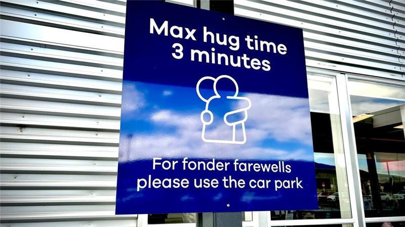 Neuseeland: Drei-Minuten-Kuschellimit am Airport geht viral Das Schild hat weltweit Schlagzeilen gemacht - sehr zur Freude der Macher.
