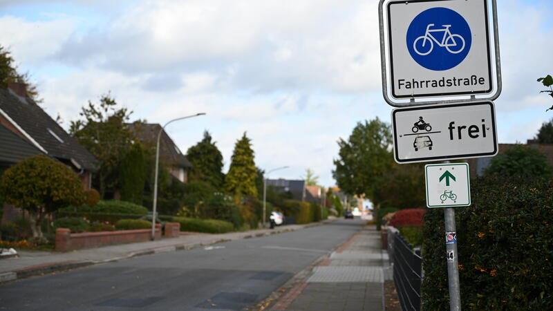 Nach vier Jahren: Jetzt wird Harsefelds Fahrradstraße fertig gebaut Das Schild kennzeichnet schon seit einigen Jahren den Beginn der Fahrradstraße.