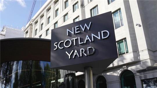 Das Schild von New Scotland Yard, dem Hauptsitz der Londoner Metropolitan Police. In London ist eine Frau mitten am Tag erstochen worden (Symbolbild).