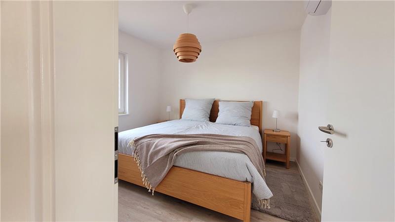 Nachfrage-Dämpfer fürs Wohnen im Tiny House an der Nordseeküste Das Schlafzimmer: Gegenüber vom Bett hinter der Tür ist Platz für einen Kleiderschrank oder ein offenes Schranksystem.