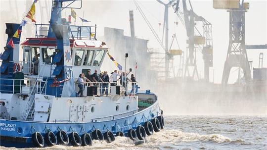 Das Schleppschiff Fairplay nimmt während des 835. Hamburger Hafengeburtstages auf der Elbe im Hafen am Schlepperballett teil.