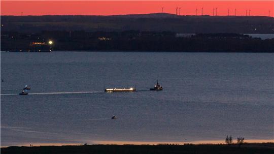 Das Schleppschiff Robin Hood (r) schleppt die Barge in die Ostsee Richtung Fehmarn.