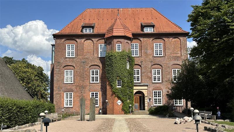 Das Schloss Agathenburg ist bei sonnigem Wetter ein beliebtes Ausflugsziel.