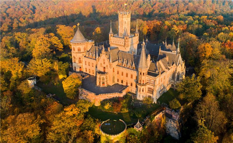 Welfenprinz kämpft um Märchenschloss - und gegen seinen Sohn Das Schloss Marienburg in der Region Hannover. Foto: Julian Stratenschulte/dpa
