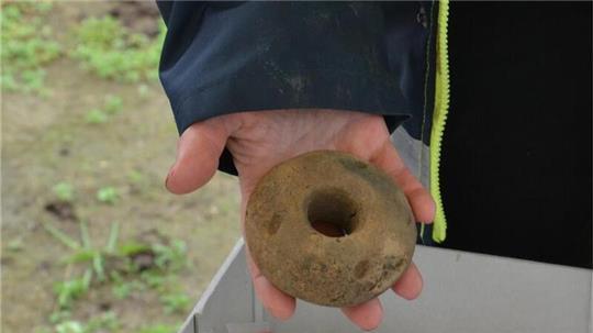 Das Schmuckstück unter den bisherigen Funden: ein Webgewicht, etwa 1500 Jahre alt.