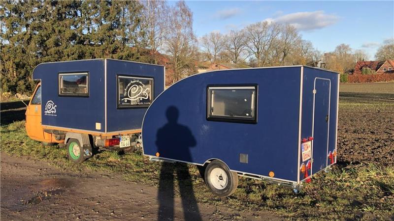 Diese Schneckenhaus-Wohnwagen aus dem Nachbarkreis sind kleine Raumwunder Ein Gespann aus einem Mini-Mobil und einem Mini-Wohnwagen steht an einem Feldrand.