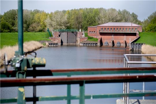 Das Schöpfwerk Borssum steht an einem Kanal nahe der Ems im Südosten der Stadt. Foto: Hauke-Christian Dittrich/dpa