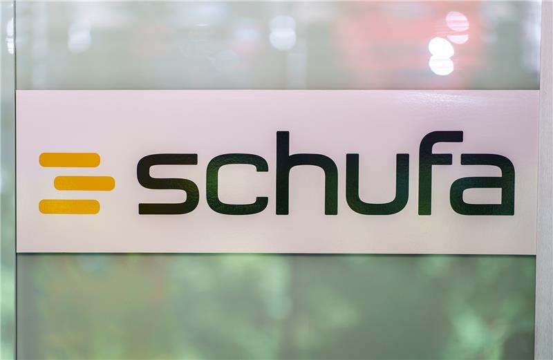 Was Sie über die neue Schufa-App wissen sollten Das Schufa-Loge steht auf einer Glastüre. Foto: dpa
