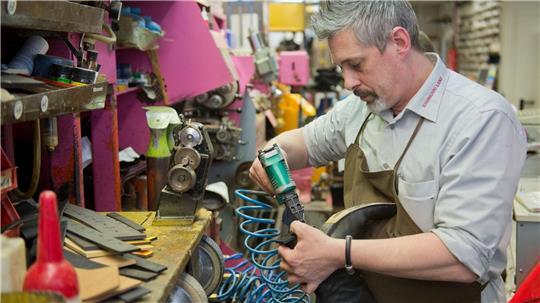 Das Schuhmacherhandwerk in Norddeutschland hat seit Jahren mit Nachwuchsmangel zu kämpfen. An der Landesberufsschule für Maßschuhmacher der Handwerkskammer Lübeck gibt es nur sechs Auszubildende aus fünf Bundesländern.