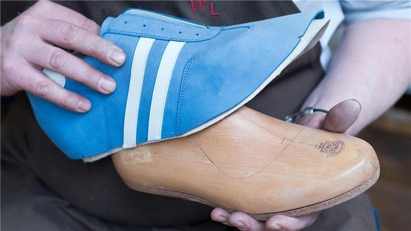 Das Schuhmacherhandwerk kämpft seit Jahren mit Nachwuchsmangel. Der Beruf habe an Bedeutung verloren, heißt es an der Landesberufsschule für Maßschuhmacher in Lübeck.