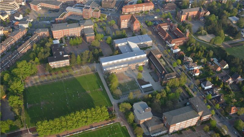 Das Schulviertel in Cuxhaven: Am Amandus-Abendroth-Gymnasium (oben) ging die Drohung über die Kommunikationsplattform ein.