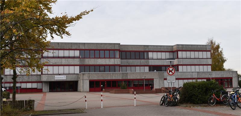 Das Schulzentrum in Jork hat einen Dachschaden. Dieser soll 2019 bis 2021 behoben werden. Foto: Vasel