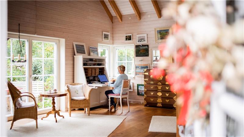 Tiny House: Das große Glück im kleinen Schwedenhaus Das Schwedenhäuschen in Bremerhaven ist nicht nur von außen ein Hingucker. Das Mobiliar ist im modernen, skandinavischen Landhausstil gehalten - mit ein paar besonderen Einzelstücken. Foto: Arnd Hartmann