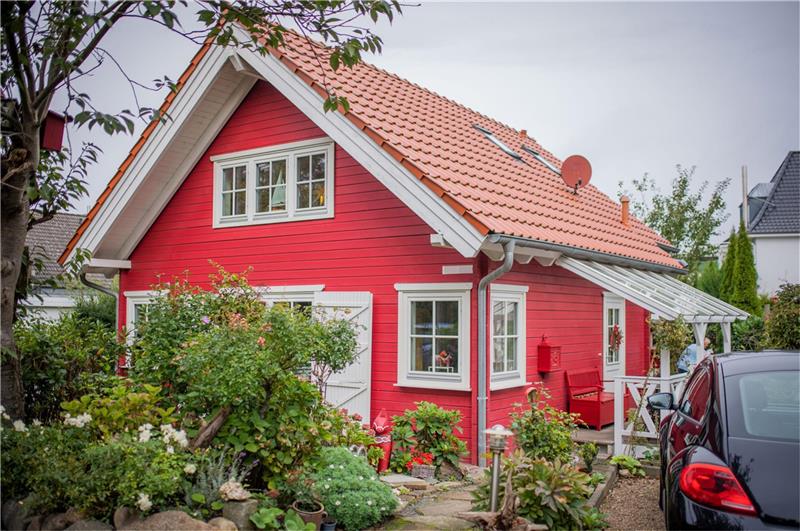 Tiny House: Das große Glück im kleinen Schwedenhaus Das Schwedenhaus zieht die Blicke auf sich: Manchmal klingeln Passanten bei Elke Nellessen und fragen, ob sie ein Foto von ihrem Haus machen dürfen. Foto: Arnd Hartmann