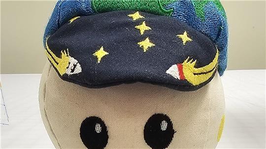 Das Schwerelosigkeits-Maskottchen „Rise“ begleitet die Mission „Artemis 2“.