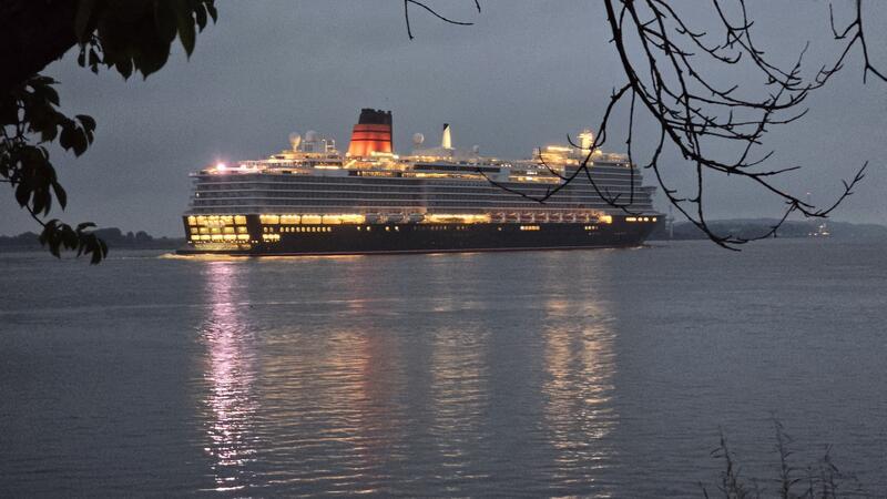 Kreuzfahrtschiff „Queen Anne“ fährt am Abend erneut am Kreis Stade entlang Das Schwesternschiff der "Queen Mary 2" bei seiner ersten Fahrt auf der Elbe in Richtung Hamburg.