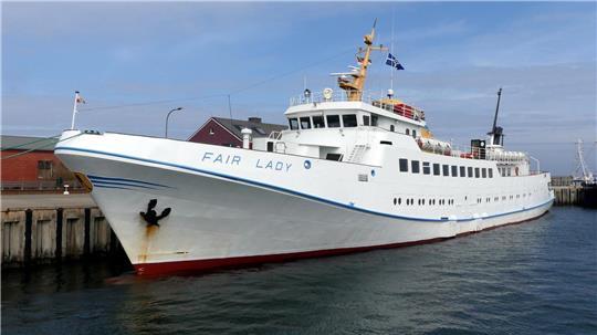 Das Seebäderschiff „Fair Lady“ hat einen technischen Schaden. Deshalb liegt es in der Mützelfeldwerft in Cuxhaven. Auf dem Foto ist die „Fair Lady“ im Südhafen von Helgoland zu sehen.