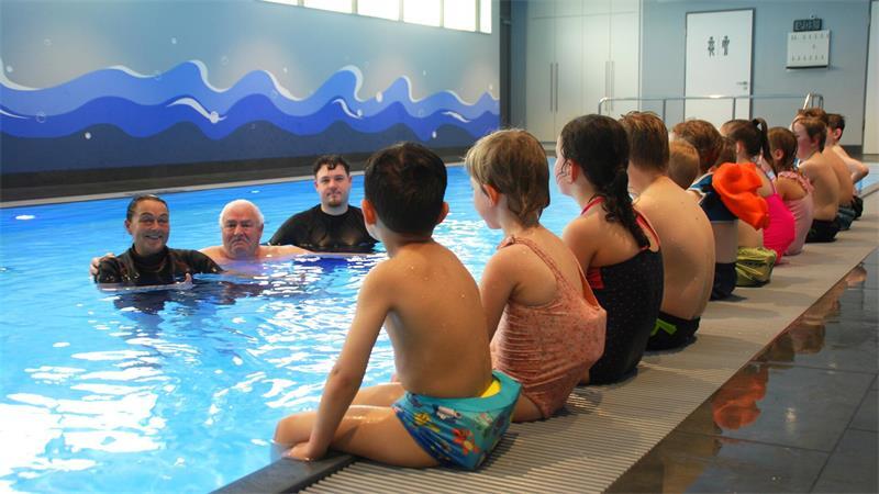 Wie gewöhne ich mein Kind ans Wasser? Buxtehuder Expertin gibt Tipps Das Seepferdchen-Abzeichen macht Kinder nicht zu sicheren Schwimmern. (Symbolbild)