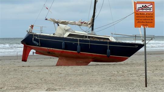 Das Segelboot am Strand der Insel Norderney.
