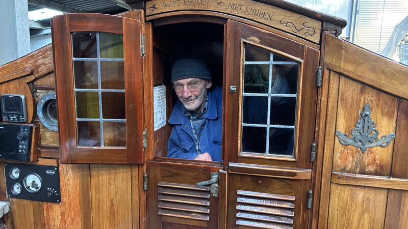 Das Segeln ist Willem Ruemplers große Leidenschaft. Sein Segelboot hat er innerhalb von 20 Jahren komplett mit Holz verkleidet.