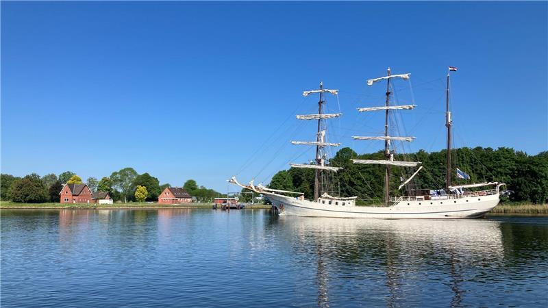 „Wir üben Sommer“ – So voll ist es an Nord- und Ostsee Das Segelschiff „Artemis„ fährt auf dem Nord-Ostsee-Kanal.
