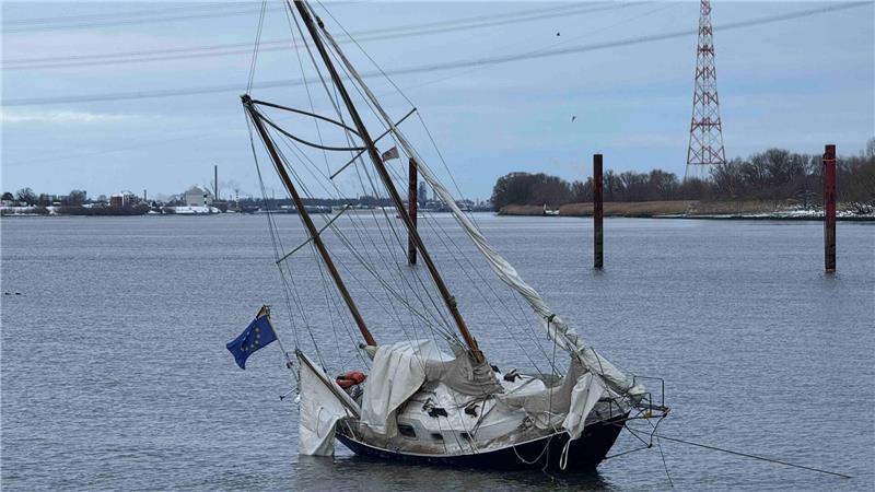 Das Segelschiff soll am Montag aus der misslichen Lage befreit werden.