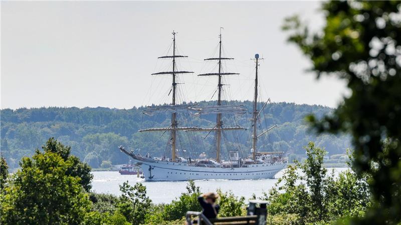 Bilder des Tages Das Segelschulschiff „Gorch Fock„ verlässt den Heimathafen durch die Kieler Förde.