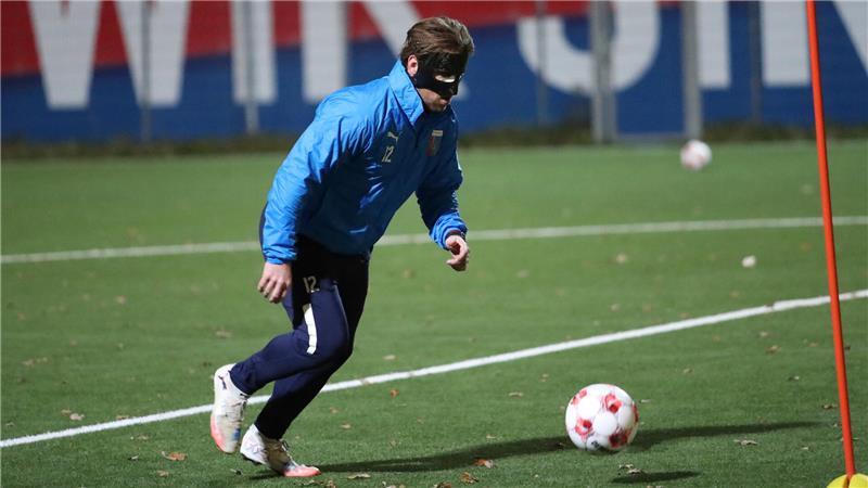 So wird aus D/A-Kapitän Nico von der Reith der Maskenmann Das Sichtfeld des Fußballers ist durch die Maske kaum eingeschränkt.