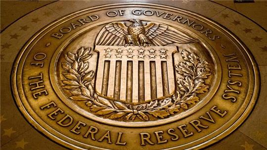Das Siegel des Gouverneursrats des Federal Reserve Systems der USA. Die US-Notenbank Fed belässt den Leitzins erneut unverändert auf hohem Niveau.